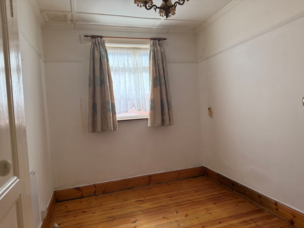 Lot: 123 - DETACHED BUNGALOW FOR UPDATING OR REPLACEMENT - Bedroom three
